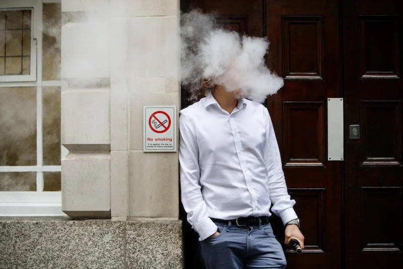 home avec une cigarette à la main